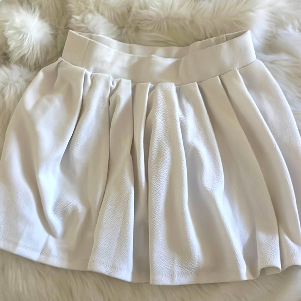 White skirt! Short length, lovestreak